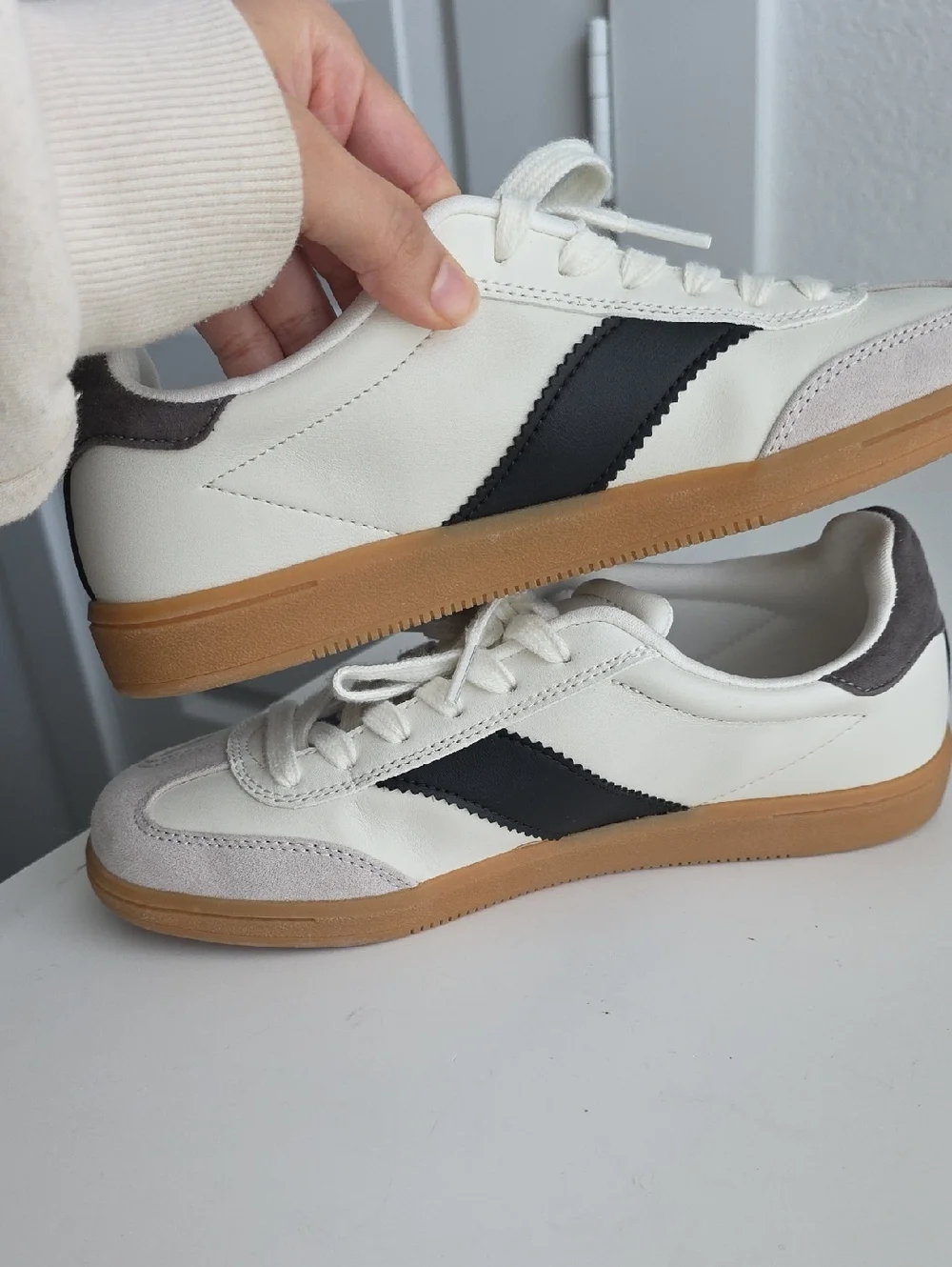 Universal Thread Cream and Black Retro-Style Sneakers with Gum Sole 6.5